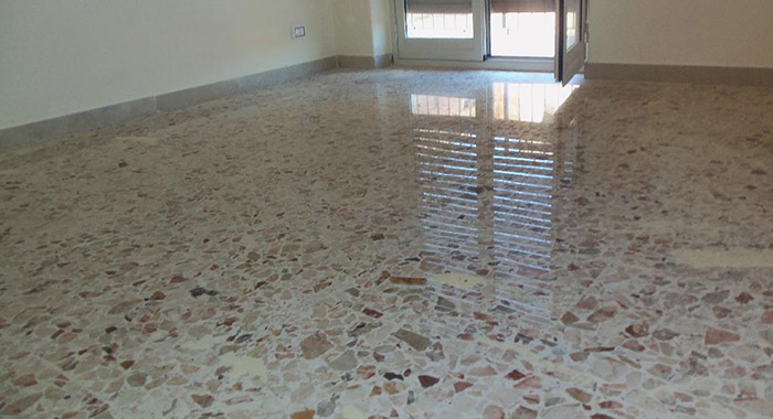 Pavimenti in cemento levigato ~ idee di design per la casa Pavimento in cemento lisciato